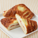 ローソンの熟成チーズのハムデニッシュ。税込価格：181円、カロリー：280kcal、たんぱく質：7.2g、脂質：16.7g、炭水化物：25.7g、糖質：24.9g、食物繊維：0.8g、食塩相当量：1.5g。
