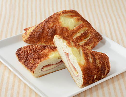 ローソンの熟成チーズのハムデニッシュ。税込価格：181円、カロリー：280kcal、たんぱく質：7.2g、脂質：16.7g、炭水化物：25.7g、糖質：24.9g、食物繊維：0.8g、食塩相当量：1.5g。