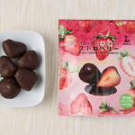 ローソンのフローズンダークチョコストロベリーを比較する。税込価格：275円、カロリー：201kcal、1円あたりカロリー：0.73kcal/円、たんぱく質：1.3g、1円あたりたんぱく質：0.01未満g/円、脂質：11.7g、炭水化物：22.6g、食塩相当量：0g。