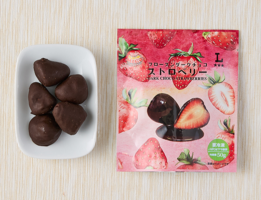 ローソンのフローズンダークチョコストロベリーを比較する。税込価格：275円、カロリー：201kcal、1円あたりカロリー：0.73kcal/円、たんぱく質：1.3g、1円あたりたんぱく質：0.01未満g/円、脂質：11.7g、炭水化物：22.6g、食塩相当量：0g。