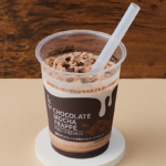 ローソンのチョコレートモカフラッペ。税込価格：395円、カロリー：237kcal、たんぱく質：5.4g、脂質：8.6g、炭水化物：36.1g、糖質：34.5g、食物繊維：1.6g、食塩相当量：0.2g。