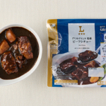ローソンのグリルグランド監修 ビーフシチュー。税込価格：505円、カロリー：374kcal、たんぱく質：8.4g、脂質：29.8g、炭水化物：18.6g、糖質：17.4g、食物繊維：1.2g、食塩相当量：1.9g。