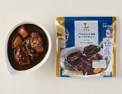 ローソンのグリルグランド監修 ビーフシチュー。税込価格：505円、カロリー：374kcal、たんぱく質：8.4g、脂質：29.8g、炭水化物：18.6g、糖質：17.4g、食物繊維：1.2g、食塩相当量：1.9g。