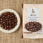 ローソンの麦チョコを比較する。税込価格：108円、カロリー：158kcal、1円あたりカロリー：1.46kcal/円、たんぱく質：2.3g、1円あたりたんぱく質：0.02g/円、脂質：8.7g、炭水化物：18.3g、糖質：16.9g、食物繊維：1.4g、食塩相当量：0g。