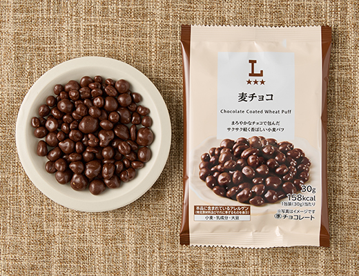 ローソンの麦チョコを比較する。税込価格：108円、カロリー：158kcal、1円あたりカロリー：1.46kcal/円、たんぱく質：2.3g、1円あたりたんぱく質：0.02g/円、脂質：8.7g、炭水化物：18.3g、糖質：16.9g、食物繊維：1.4g、食塩相当量：0g。