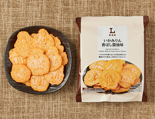 ローソンのいかみりん 香ばし醤油味を比較する。税込価格：108円、カロリー：134kcal、1円あたりカロリー：1.24kcal/円、たんぱく質：0.9g、1円あたりたんぱく質：0.01g/円、脂質：1.1g、炭水化物：30.3g、糖質：29.9g、食物繊維：0.4g、食塩相当量：0.8g。