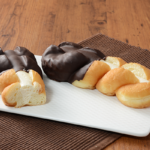 ローソンのツイストドーナツ。税込価格：160円、カロリー：441kcal、たんぱく質：6.1g、脂質：26.6g、炭水化物：45.2g、糖質：43.5g、食物繊維：1.7g、食塩相当量：0.7g。