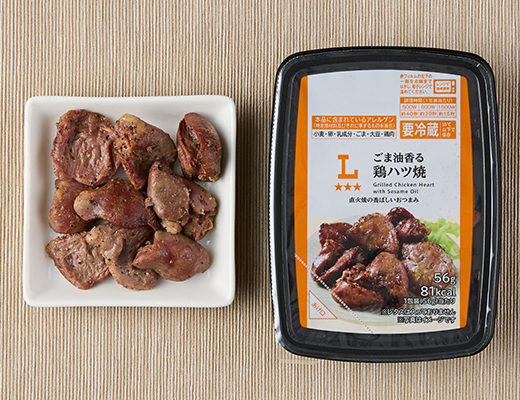 ローソンのごま油香る鶏ハツ焼。税込価格：335円、カロリー：81kcal、たんぱく質：11.1g、脂質：3.6g、炭水化物：1.3g、糖質：0.7g、食物繊維：0.6g、食塩相当量：2.3g。
