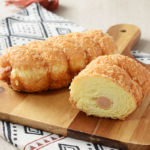 ローソンのあらびきソーセージドーナツ カレー風味。税込価格：149円、カロリー：294kcal、たんぱく質：7.6g、脂質：16.9g、炭水化物：28.5g、糖質：27.2g、食物繊維：1.3g、食塩相当量：1.2g。