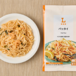 ローソンのパッタイを比較する。税込価格：300円、カロリー：277kcal、1円あたりカロリー：0.92kcal/円、たんぱく質：5.4g、1円あたりたんぱく質：0.02g/円、脂質：9.1g、炭水化物：44.5g、糖質：42.1g、食物繊維：2.4g、食塩相当量：1.8g。