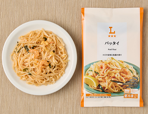 ローソンのパッタイを比較する。税込価格：300円、カロリー：277kcal、1円あたりカロリー：0.92kcal/円、たんぱく質：5.4g、1円あたりたんぱく質：0.02g/円、脂質：9.1g、炭水化物：44.5g、糖質：42.1g、食物繊維：2.4g、食塩相当量：1.8g。