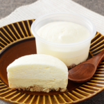 ローソンのふわ濃チーズケーキ。税込価格：329円、カロリー：245kcal、たんぱく質：4.3g、脂質：18g、炭水化物：16.7g、糖質：16.4g、食物繊維：0.3g、食塩相当量：0.3g。