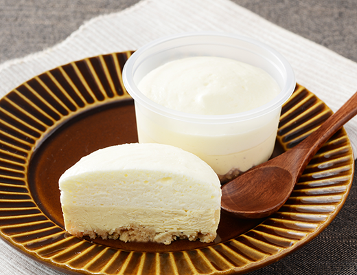 ローソンのふわ濃チーズケーキ。税込価格：329円、カロリー：245kcal、たんぱく質：4.3g、脂質：18g、炭水化物：16.7g、糖質：16.4g、食物繊維：0.3g、食塩相当量：0.3g。