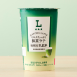 ローソンのミルクたっぷり 抹茶ラテ。税込価格：228円、カロリー：164kcal、たんぱく質：5.3g、脂質：5.8g、炭水化物：23.1g、糖質：22.1g、食物繊維：1g、食塩相当量：0.3g。