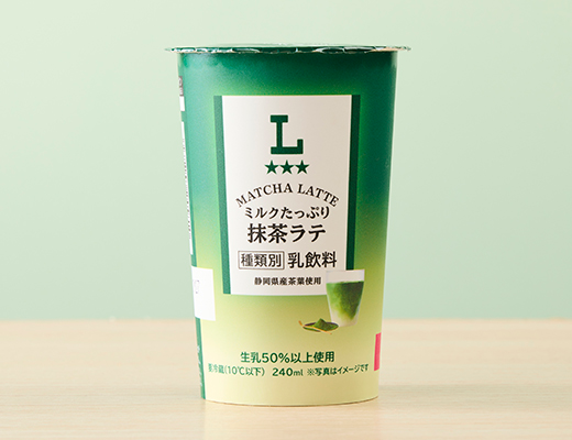 ローソンのミルクたっぷり 抹茶ラテ。税込価格：228円、カロリー：164kcal、たんぱく質：5.3g、脂質：5.8g、炭水化物：23.1g、糖質：22.1g、食物繊維：1g、食塩相当量：0.3g。