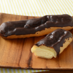 ローソンのカスタードエクレア。税込価格：189円、カロリー：266kcal、たんぱく質：4.7g、脂質：18.4g、炭水化物：20.9g、糖質：19.9g、食物繊維：1g、食塩相当量：0.2g。
