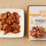 ローソンのこてっちゃん。税込価格：354円、カロリー：256kcal、たんぱく質：11.8g、脂質：20.3g、炭水化物：7.2g、糖質：5.7g、食物繊維：1.5g、食塩相当量：2.2g。