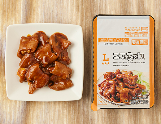 ローソンのこてっちゃん。税込価格：354円、カロリー：256kcal、たんぱく質：11.8g、脂質：20.3g、炭水化物：7.2g、糖質：5.7g、食物繊維：1.5g、食塩相当量：2.2g。