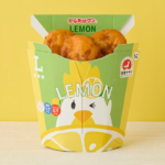 ローソンのからあげクン レモン味。税込価格：288円、カロリー：247kcal、たんぱく質：13.3g、脂質：17.6g、炭水化物：9.3g、糖質：8.6g、食物繊維：0.7g、食塩相当量：1.7g。