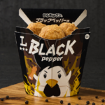 ローソンのからあげクン ブラックペッパー味。税込価格：288円、カロリー：255kcal、たんぱく質：13.4g、脂質：18.7g、炭水化物：8.5g、糖質：7.8g、食物繊維：0.7g、食塩相当量：1.6g。