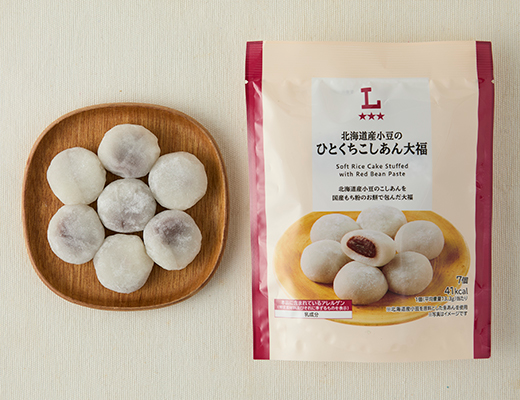 ローソンの北海道産小豆のひとくちこしあん大福を比較する。税込価格：218円、カロリー：41kcal、1円あたりカロリー：0.19kcal/円、たんぱく質：0.3g、1円あたりたんぱく質：0.01未満g/円、脂質：0.1g、炭水化物：9.9g、糖質：9.7g、食物繊維：0.2g、食塩相当量：0g。