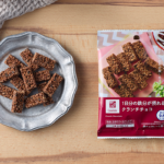 ローソンの1日分の鉄分が摂れる クランチチョコ。税込価格：198円、カロリー：197kcal、たんぱく質：2.2g、脂質：10.8g、炭水化物：23.6g、糖質：22.1g、食物繊維：1.5g、食塩相当量：0.2g。