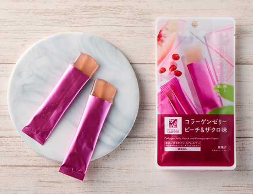 ローソンのコラーゲンゼリー ピーチ＆ザクロ味。税込価格：228円、カロリー：8.3kcal、たんぱく質：1.1g、脂質：0g、炭水化物：1g、糖質：0.9g、食物繊維：0.1g、食塩相当量：0g。
