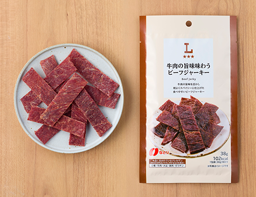 ローソンの牛肉の旨味味わうビーフジャーキーを比較する。税込価格：448円、カロリー：102kcal、1円あたりカロリー：0.23kcal/円、たんぱく質：15.8g、1円あたりたんぱく質：0.04g/円、脂質：1.7g、炭水化物：5.8g、糖質：5.8g、食物繊維：0g、食塩相当量：1.6g。