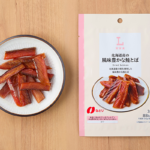 ローソンの北海道産の風味豊かな鮭とばを比較する。税込価格：528円、カロリー：88kcal、1円あたりカロリー：0.17kcal/円、たんぱく質：15.8g、1円あたりたんぱく質：0.03g/円、脂質：1.9g、炭水化物：2g、糖質：2g、食物繊維：0g、食塩相当量：1.3g。