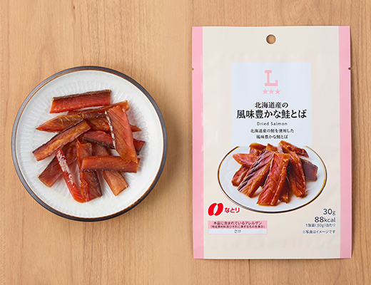 ローソンの北海道産の風味豊かな鮭とばを比較する。税込価格：528円、カロリー：88kcal、1円あたりカロリー：0.17kcal/円、たんぱく質：15.8g、1円あたりたんぱく質：0.03g/円、脂質：1.9g、炭水化物：2g、糖質：2g、食物繊維：0g、食塩相当量：1.3g。