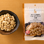 ローソンのカリッと食感のバターピーナッツ 大袋を比較する。税込価格：268円、カロリー：709kcal、1円あたりカロリー：2.65kcal/円、たんぱく質：26.9g、1円あたりたんぱく質：0.10g/円、脂質：55.8g、炭水化物：29g、糖質：20.4g、食物繊維：8.6g、食塩相当量：0.8g。