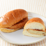 ローソンの北海道産じゃがいものコロッケパン。税込価格：192円、カロリー：389kcal、たんぱく質：8.9g、脂質：17.4g、炭水化物：50.8g、糖質：47.7g、食物繊維：3.1g、食塩相当量：2.2g。