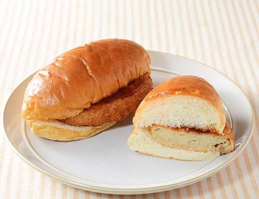 ローソンの北海道産じゃがいものコロッケパン。税込価格：192円、カロリー：389kcal、たんぱく質：8.9g、脂質：17.4g、炭水化物：50.8g、糖質：47.7g、食物繊維：3.1g、食塩相当量：2.2g。