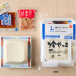 ローソンの冷やっこセット。税込価格：192円、カロリー：129kcal、たんぱく質：11.6g、脂質：6.3g、炭水化物：7g、糖質：5.9g、食物繊維：1.1g、食塩相当量：1.1g。