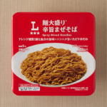 ローソンの麺大盛り 辛旨まぜそばを比較する。税込価格：198円、カロリー：705kcal、1円あたりカロリー：3.56kcal/円、たんぱく質：11g、1円あたりたんぱく質：0.06g/円、脂質：31g、炭水化物：96.8g、糖質：94.2g、食物繊維：2.6g、食塩相当量：7g。