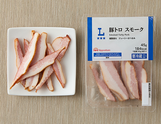 ローソンの豚トロ スモークを比較する。税込価格：268円、カロリー：184kcal、1円あたりカロリー：0.69kcal/円、たんぱく質：6.5g、1円あたりたんぱく質：0.02g/円、脂質：17.4g、炭水化物：0.6g、糖質：0.1g、食物繊維：0.5g、食塩相当量：1g。