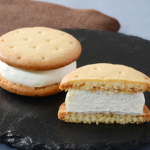 ローソンのしっとりビスケットサンド クリーム。税込価格：254円、カロリー：181kcal、たんぱく質：2.7g、脂質：10.7g、炭水化物：18.5g、糖質：18.2g、食物繊維：0.3g、食塩相当量：0.2g。