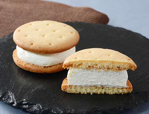 ローソンのしっとりビスケットサンド クリーム。税込価格：254円、カロリー：181kcal、たんぱく質：2.7g、脂質：10.7g、炭水化物：18.5g、糖質：18.2g、食物繊維：0.3g、食塩相当量：0.2g。