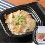 ローソンのねぎ塩豚カルビ丼。税込価格：646円、カロリー：583kcal、たんぱく質：17g、脂質：28.4g、炭水化物：65.5g、糖質：64.1g、食物繊維：1.4g、食塩相当量：2.8g。