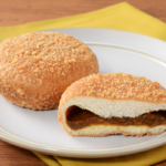 ローソンの欧風カレーパン。税込価格：160円、カロリー：324kcal、たんぱく質：6.3g、脂質：19.4g、炭水化物：31.8g、糖質：30.3g、食物繊維：1.5g、食塩相当量：1.6g。