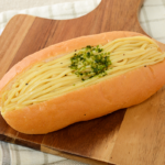 ローソンの塩焼きそばパン。税込価格：181円、カロリー：284kcal、たんぱく質：9.3g、脂質：9.2g、炭水化物：41.8g、糖質：40g、食物繊維：1.8g、食塩相当量：3.3g。