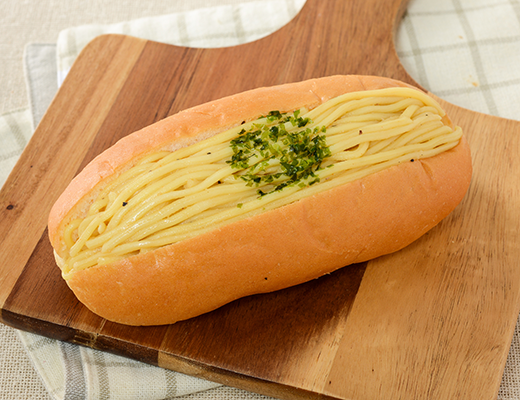 ローソンの塩焼きそばパン。税込価格：181円、カロリー：284kcal、たんぱく質：9.3g、脂質：9.2g、炭水化物：41.8g、糖質：40g、食物繊維：1.8g、食塩相当量：3.3g。