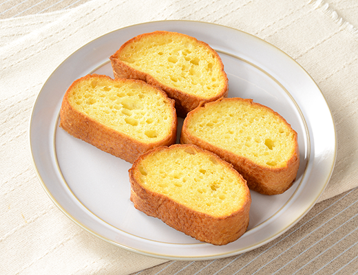 ローソンのフレンチトースト 4個入。税込価格：192円、カロリー：92kcal、たんぱく質：2.6g、脂質：1.9g、炭水化物：16.4g、糖質：15.8g、食物繊維：0.6g、食塩相当量：0.4g。