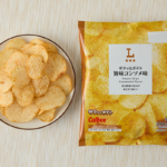 ローソンのザクッとポテト 旨味コンソメ味を比較する。税込価格：130円、カロリー：290kcal、1円あたりカロリー：2.23kcal/円、たんぱく質：2.8g、1円あたりたんぱく質：0.02g/円、脂質：19.3g、炭水化物：27.3g、糖質：25.2g、食物繊維：2.1g、食塩相当量：0.4g。