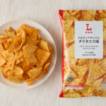 ローソンのトルティアチップス チリタコス味を比較する。税込価格：138円、カロリー：405kcal、1円あたりカロリー：2.93kcal/円、たんぱく質：5.5g、1円あたりたんぱく質：0.04g/円、脂質：21.3g、炭水化物：49.8g、糖質：46g、食物繊維：3.8g、食塩相当量：1.4g。