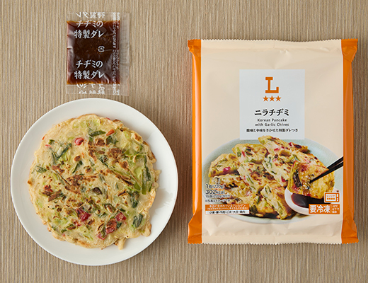 ローソンのニラチヂミを比較する。税込価格：365円、カロリー：302kcal、1円あたりカロリー：0.83kcal/円、たんぱく質：7.3g、1円あたりたんぱく質：0.02g/円、脂質：9g、炭水化物：49.7g、糖質：46.4g、食物繊維：3.3g、食塩相当量：3.5g。