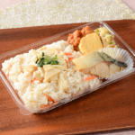 ローソンの筍ごはん弁当。税込価格：540円、カロリー：423kcal、たんぱく質：15g、脂質：14.3g、炭水化物：59.9g、糖質：57.2g、食物繊維：2.7g、食塩相当量：2.8g。