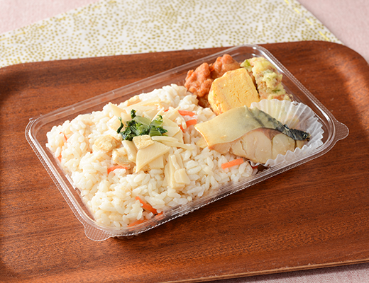 ローソンの筍ごはん弁当。税込価格：540円、カロリー：423kcal、たんぱく質：15g、脂質：14.3g、炭水化物：59.9g、糖質：57.2g、食物繊維：2.7g、食塩相当量：2.8g。