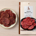 ローソンのやわらか味たんジャーキーを比較する。税込価格：388円、カロリー：170kcal、1円あたりカロリー：0.44kcal/円、たんぱく質：14g、1円あたりたんぱく質：0.04g/円、脂質：10.2g、炭水化物：5.9g、糖質：5.3g、食物繊維：0.6g、食塩相当量：2.3g。