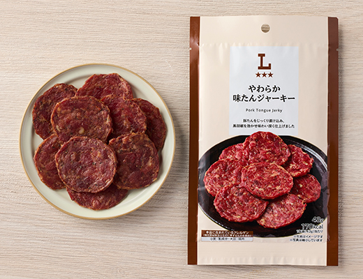 ローソンのやわらか味たんジャーキーを比較する。税込価格：388円、カロリー：170kcal、1円あたりカロリー：0.44kcal/円、たんぱく質：14g、1円あたりたんぱく質：0.04g/円、脂質：10.2g、炭水化物：5.9g、糖質：5.3g、食物繊維：0.6g、食塩相当量：2.3g。